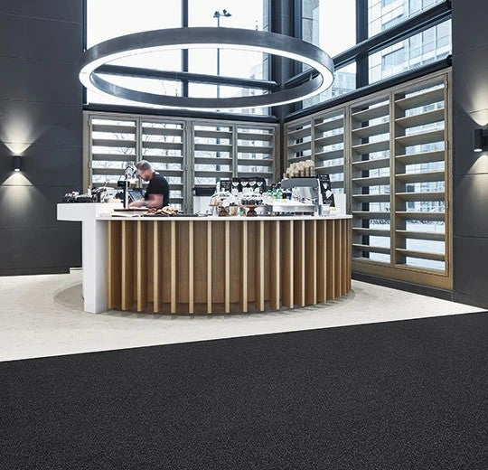 Gemora Sauberlaufmatte 105 × 155 cm | Farbe: Schwarz | Raumbild 1 (Beispielbild, Farbe kann abweichen)