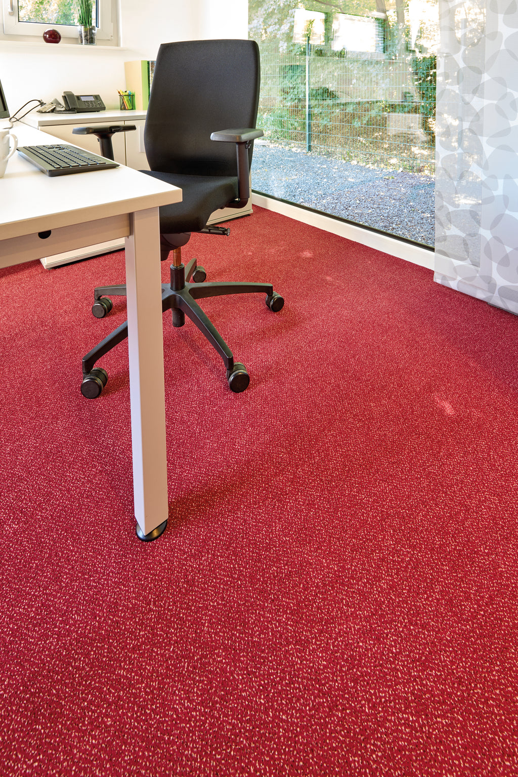 Vorwerk Alexis Teppichboden | Farbe: Weinrot (1P10) | Raumansicht