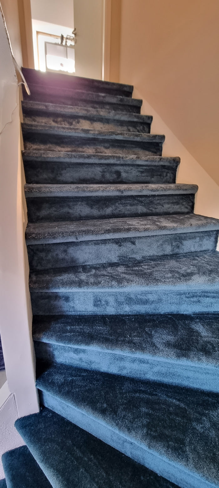 Von uns mit Teppichboden belegte Treppe