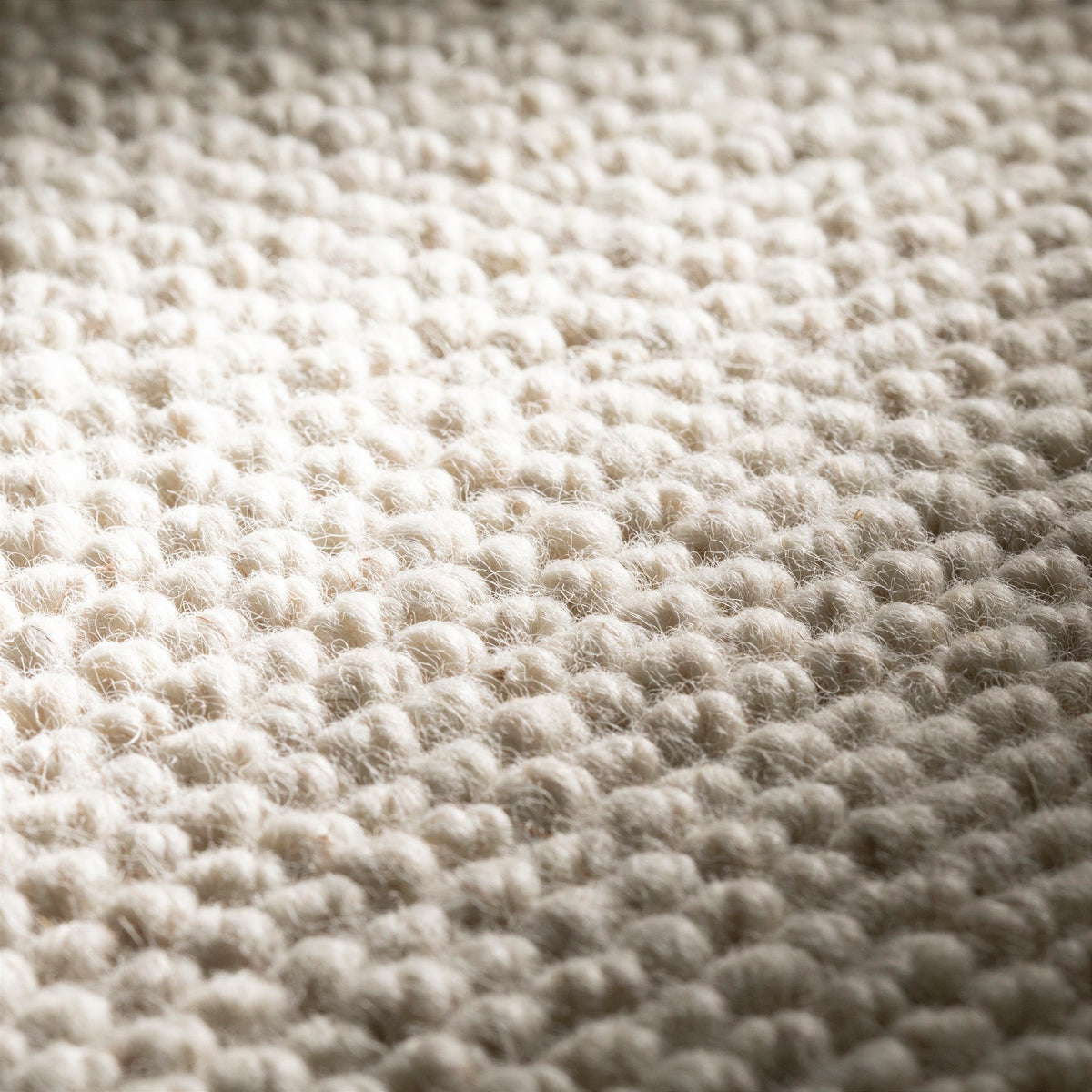 JAB Anstoetz Dot Teppichboden | Farbe: Creme Hell (098) | Raumansicht