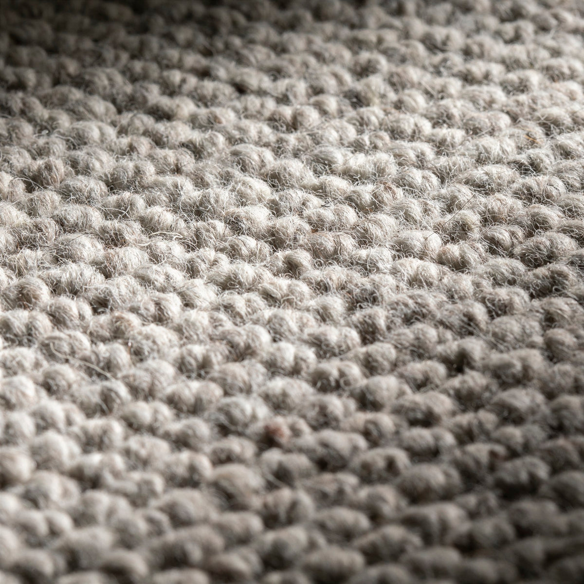 JAB Anstoetz Dot Teppichboden | Farbe: Silbergrau Hell (399) | Raumansicht