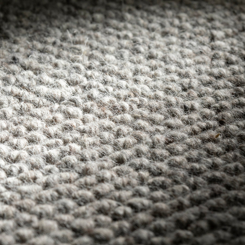 JAB Anstoetz Dot Teppichboden | Farbe: Silbergrau Dunkel (597) | Raumansicht