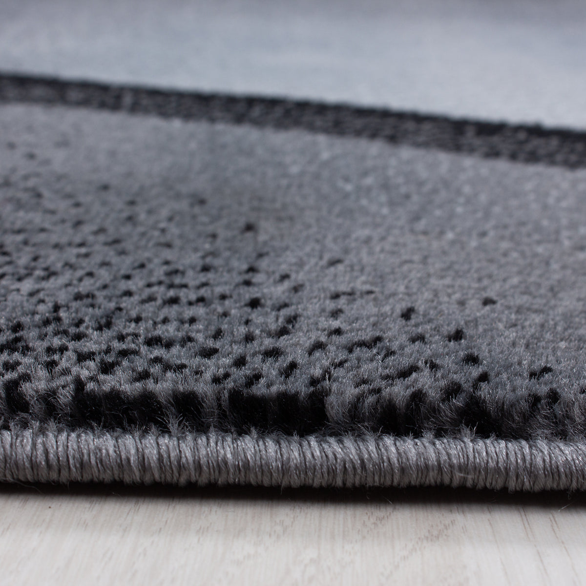 Plus 8010 Black Kurzflor Teppich