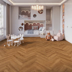 Fenora Eiche Cognac Fischgrät Klebevinyl – Raumbeispiel 1
