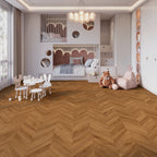 Kiruna Eiche Cognac Chevron Klebevinyl – Raumbeispiel 1