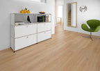 Solenta Ahorn Creme Klebevinyl – Raumbeispiel 1