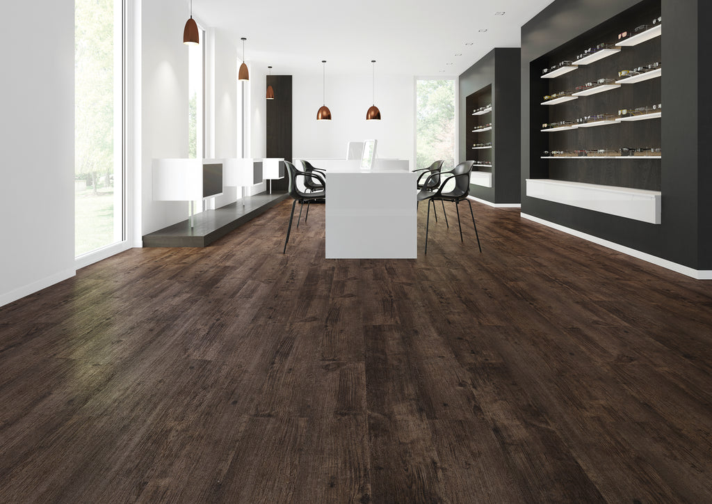 Dornova Hickory Braun Klebevinyl – Raumbeispiel 2