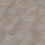 JAB Anstoetz Rough Sandstone Grey Klickvinyl – Raumbeispiel