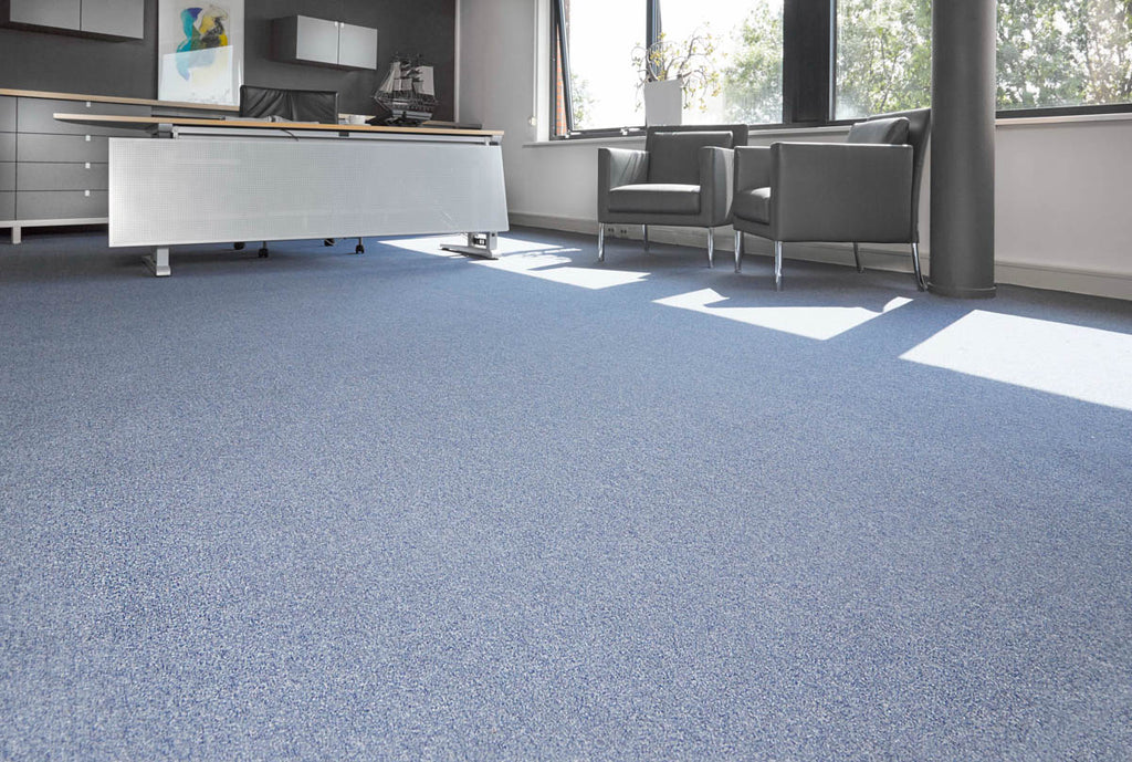 Scilla Teppichfliese | Farbe: Rauchblau (80) | Raumansicht (Beispielbild, Farbe kann abweichen)