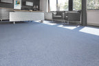 Scilla Teppichfliese | Farbe: Rauchblau (80) | Raumansicht (Beispielbild, Farbe kann abweichen)