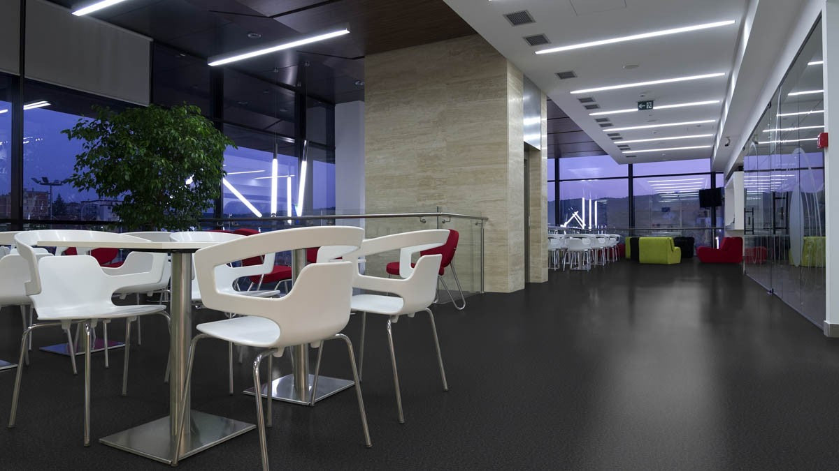Pirelano PVC-Boden homogen 200cm | Farbe: Schwarz | Raumbild 1 (Beispielbild, Farbe kann abweichen)