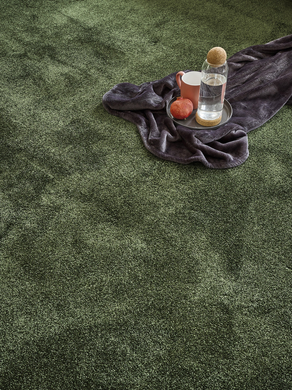 Reganza Teppichboden | Farbe: Grün Tief | Detailansicht 1 (Beispielbild, Farbe kann abweichen)