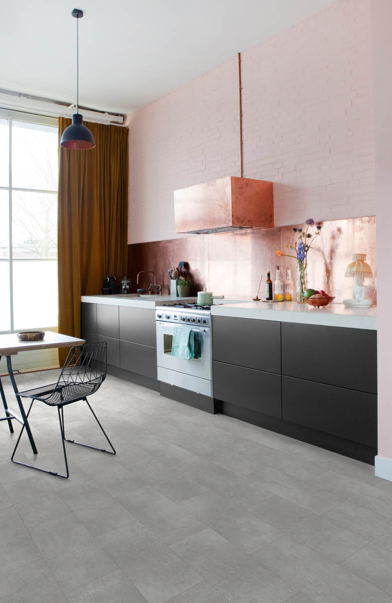 Aldavia Beton Grau Klebevinyl – Raumbeispiel (Farbe kann abweichen)