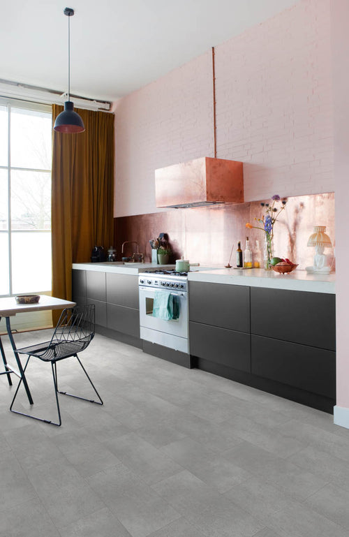 Aldavia Beton Grau Klebevinyl – Raumbeispiel (Farbe kann abweichen)