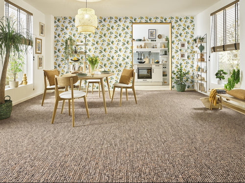 Altessa Teppichboden | Farbe: Taupe Dunkel | Raumansicht (Beispielbild, Farbe kann abweichen)