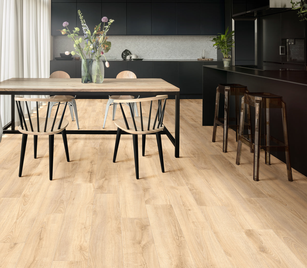 Artando Eiche Creme Klickvinyl – Raumbeispiel (Farbe kann abweichen)
