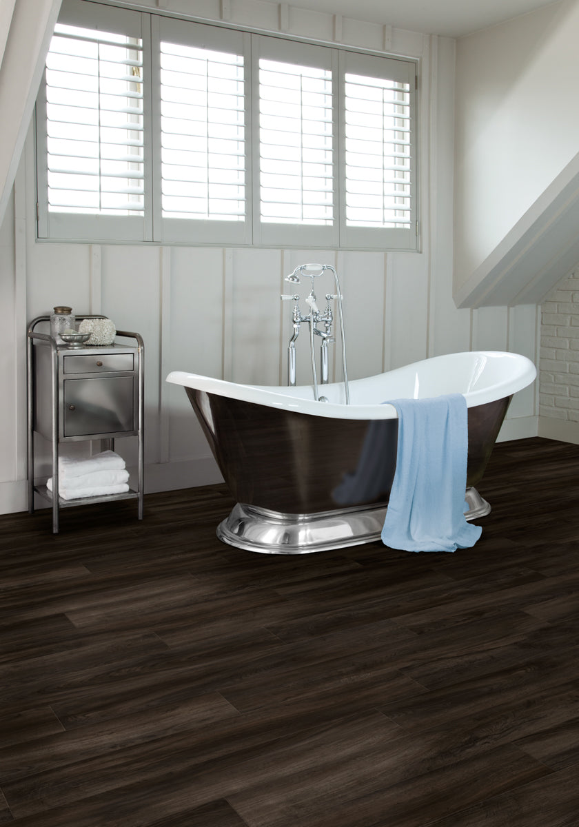 Artando Eiche Schwarzbraun Klickvinyl – Raumbeispiel (Farbe kann abweichen)