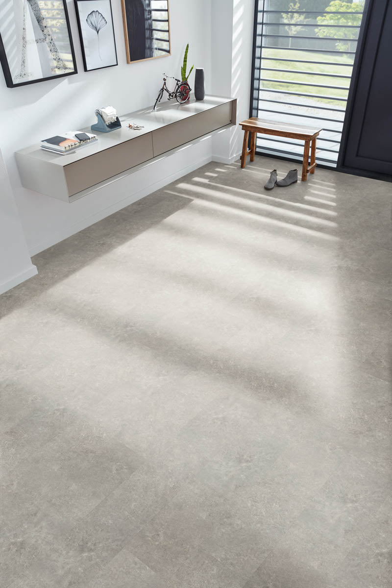 Beltiro Beton Hellgrau Klebevinyl – Raumbeispiel (Farbe kann abweichen)