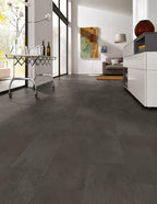 Beltiro Schiefer Anthrazit Klebevinyl – Raumbeispiel (Farbe kann abweichen)