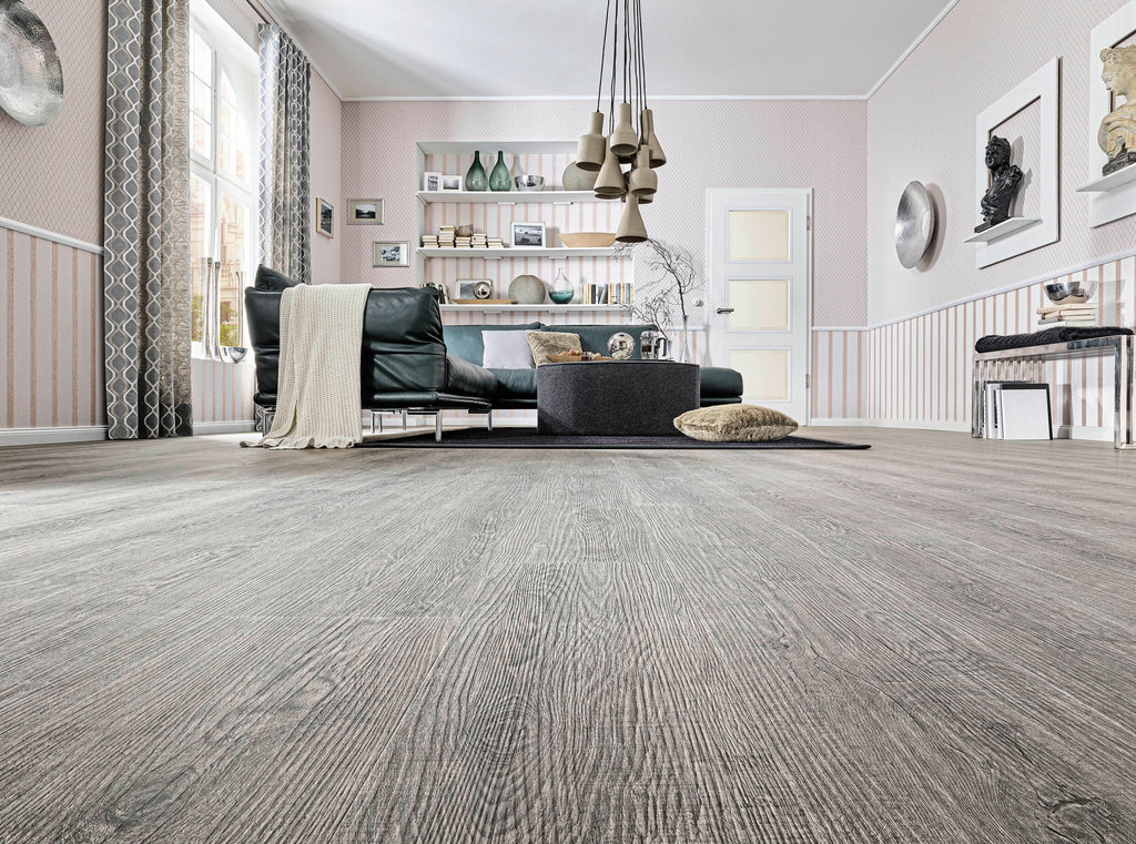 Solenta Eiche Alt Grau Klebevinyl – Raumbeispiel 2