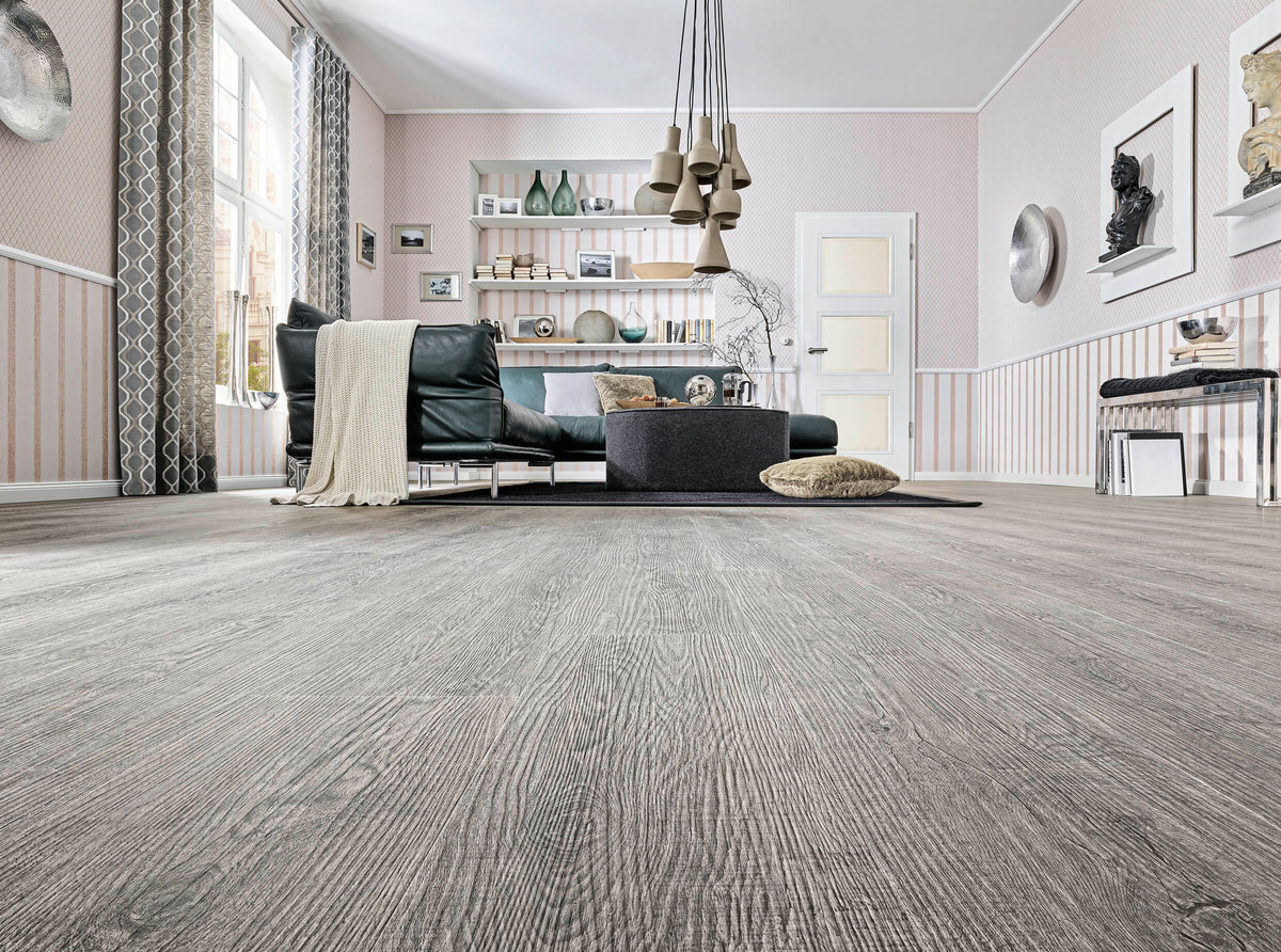 Solenta Eiche Alt Grau Klebevinyl – Raumbeispiel 2