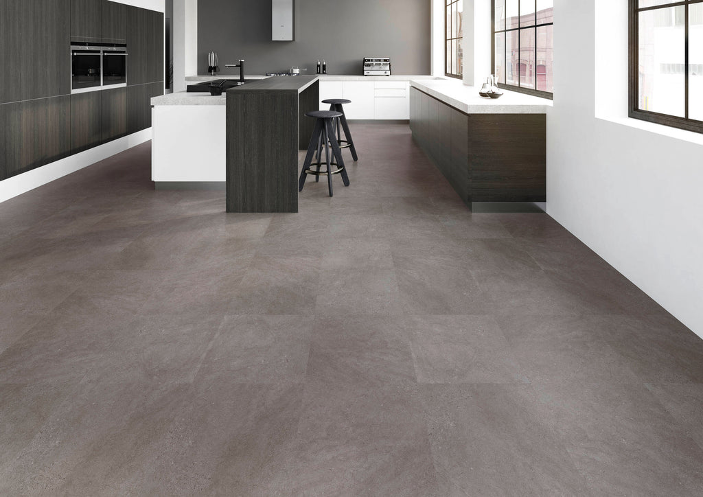 Solenta Beton Dunkel Klebevinyl – Raumbeispiel 1