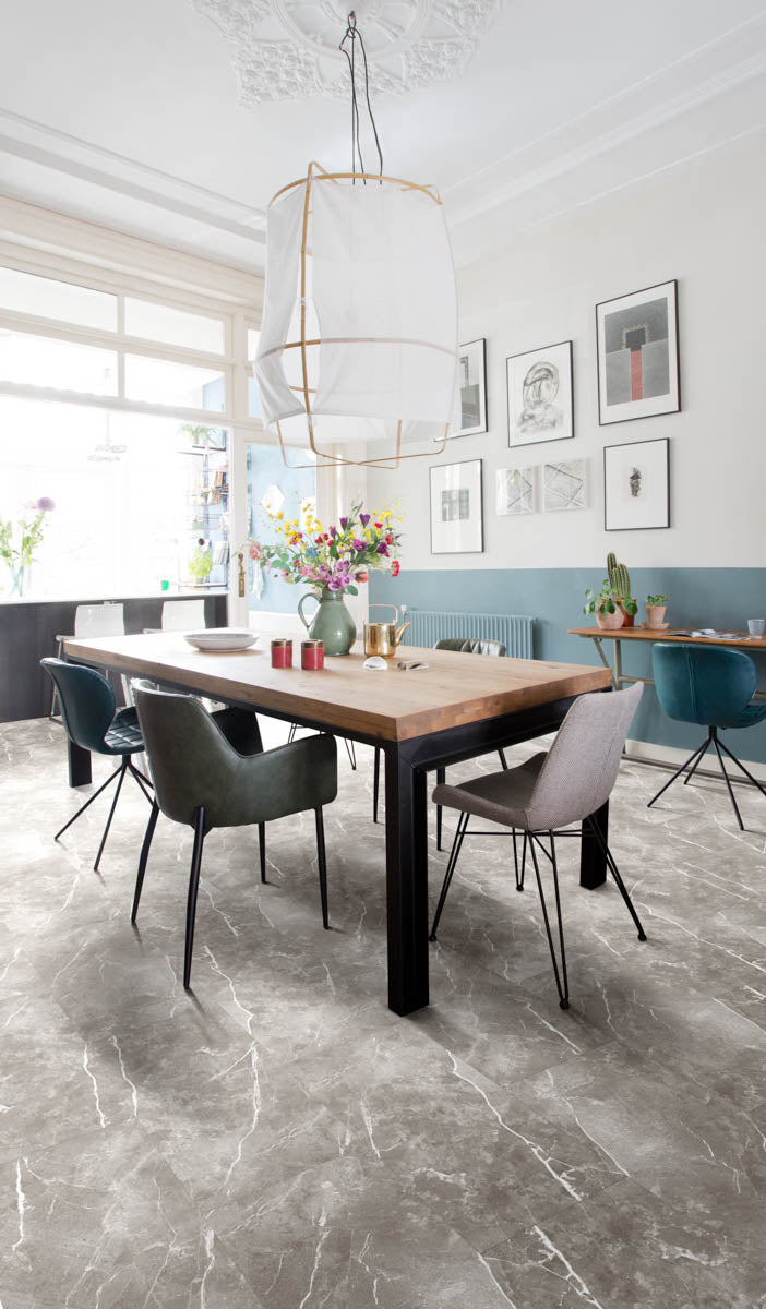 Borvino Marmor Greige Klickvinyl – Raumbeispiel (Farbe kann abweichen)