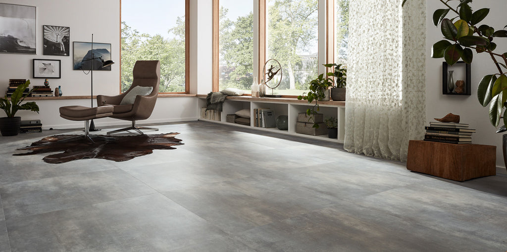 Braverano Beton Hellgrau Klickvinyl – Raumbeispiel (Farbe kann abweichen)