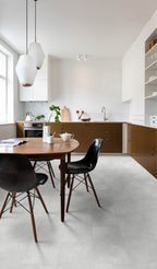 Brenavia Beton Hellgrau Klickvinyl – Raumbeispiel (Farbe kann abweichen)