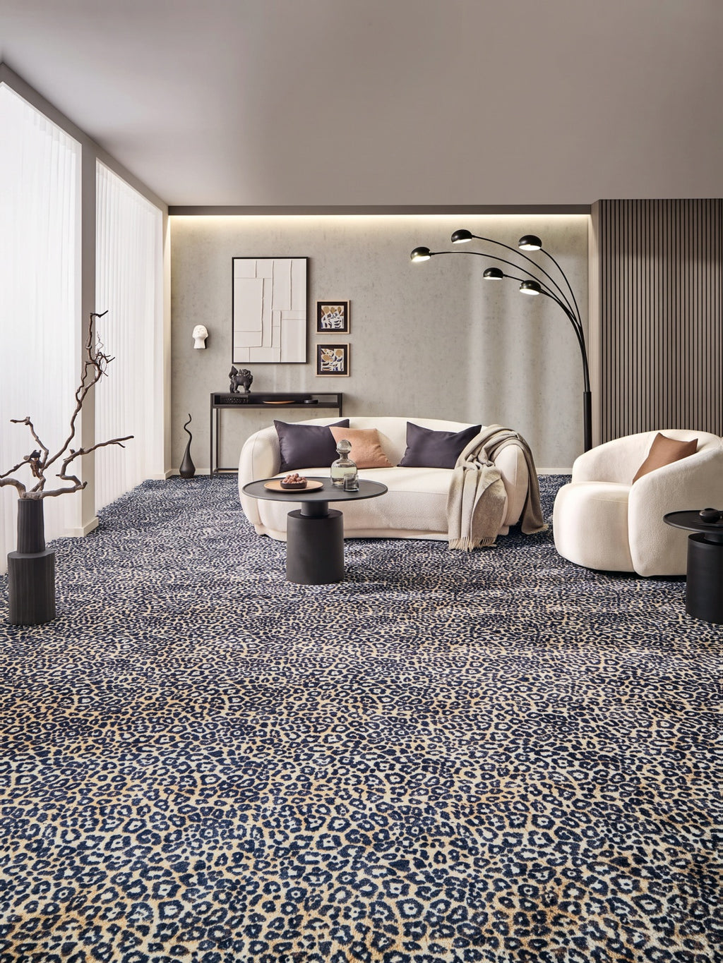 Calypso Teppichboden | Farbe: Leopard Blau (73) | Raumbild 1 (Beispielbild, Farbe kann abweichen)