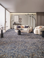 Calypso Teppichboden | Farbe: Leopard Blau (73) | Raumbild 1 (Beispielbild, Farbe kann abweichen)