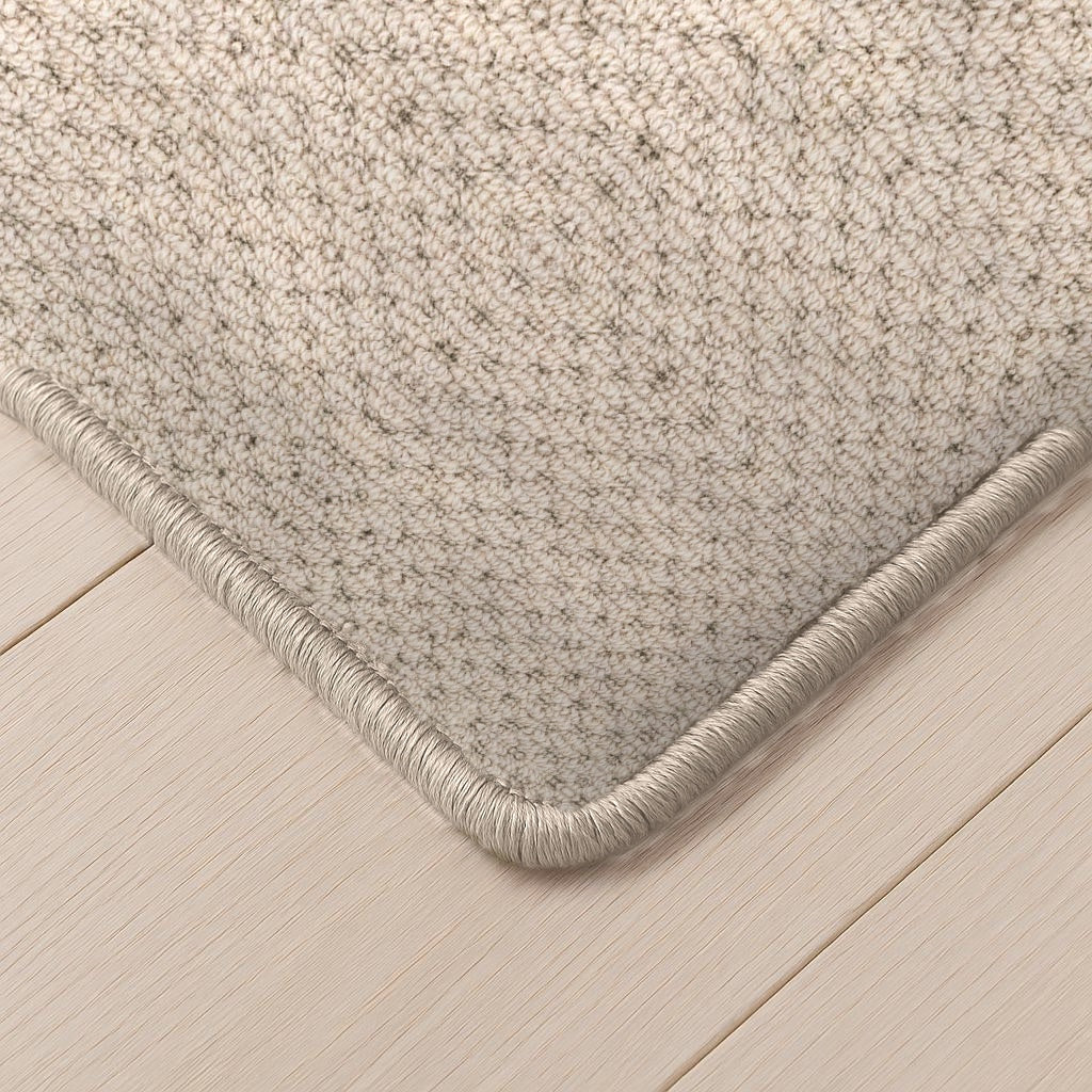 Cassia Teppich nach Maß | Farbe: Kiesel (070) | gekettelte Kante (Digital montiertes Beispielbild, Farbe kann abweichen)