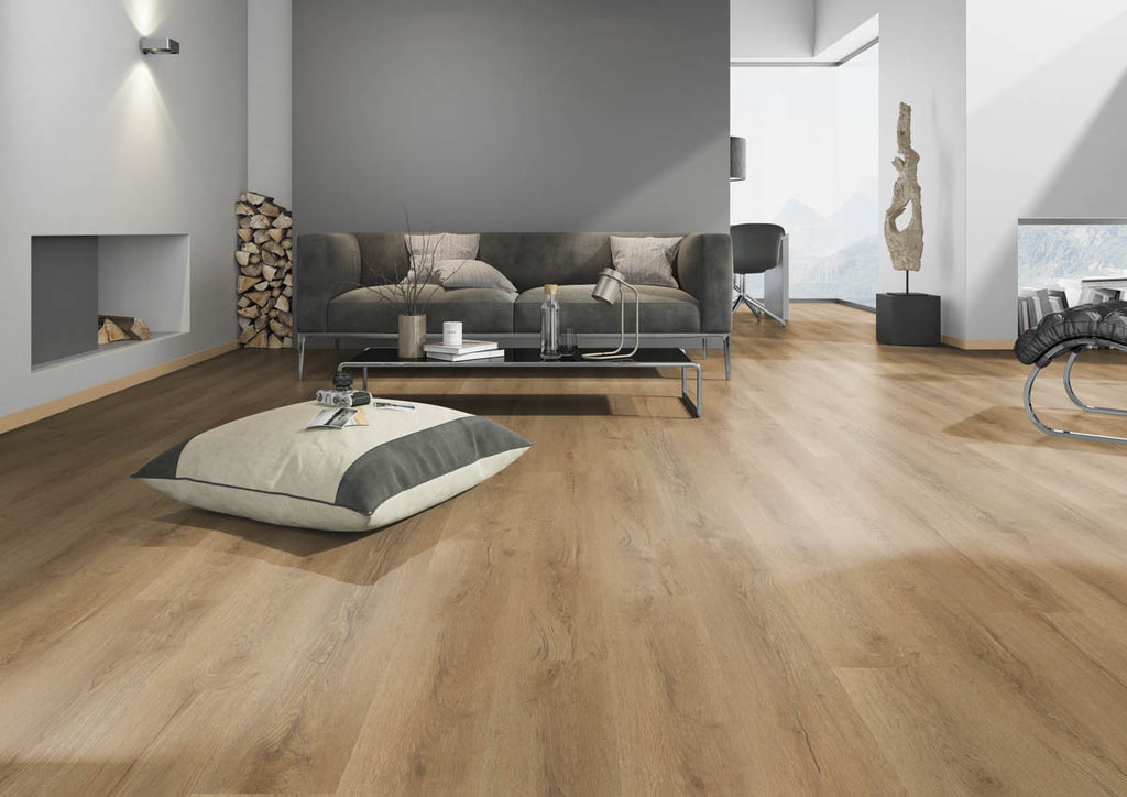 Cleverano Eiche Karamell Klickvinyl – Raumbeispiel (Farbe kann abweichen)