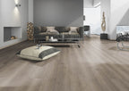 Cleverano Eiche Taupe Klickvinyl – Raumbeispiel (Farbe kann abweichen)