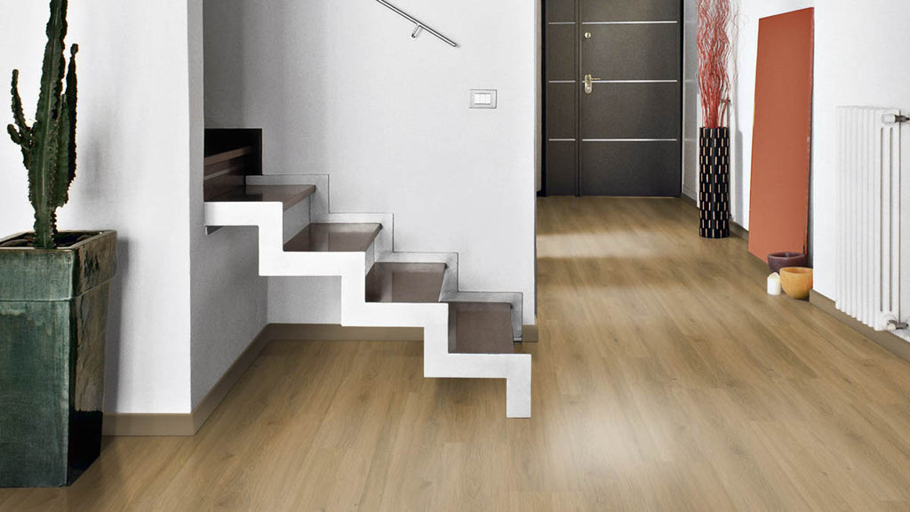 Dalzano Eiche Karamell Klickvinyl – Raumbeispiel (Farbe kann abweichen)