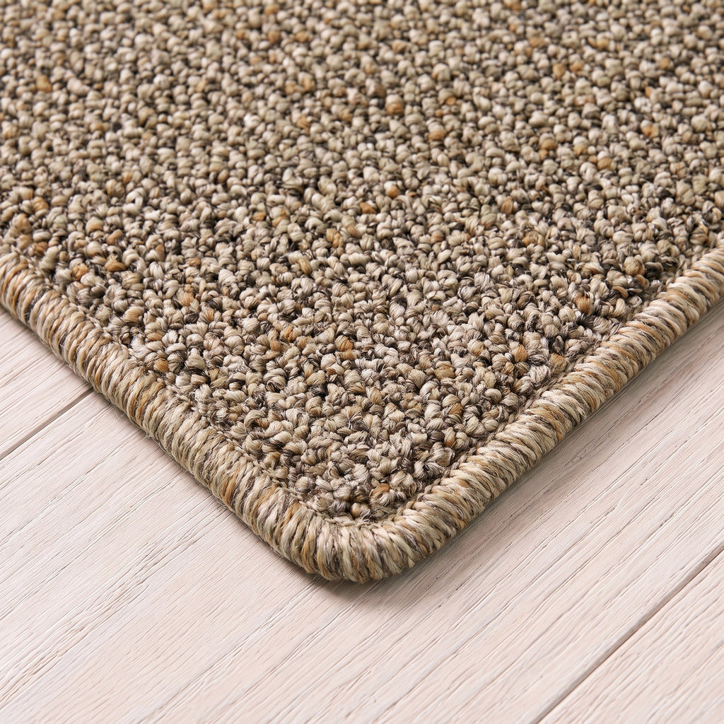 Delphina Teppich nach Maß | Farbe: Beige (033) | gekettelte Kante (Beispielbild, Farbe kann abweichen)