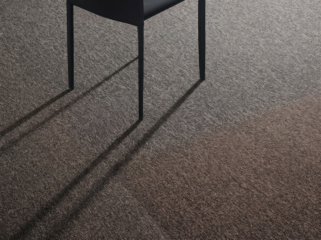 Diorena Teppichfliese 50x50cm | Farbe: Schiefergrau (930) | Raumbild 1 (Beispielbild, Farbe kann abweichen)