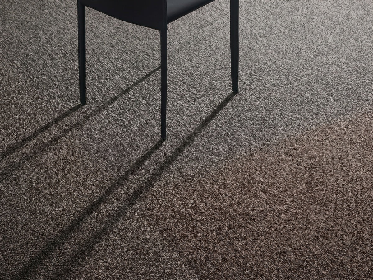 Diorena Teppichfliese 50x50cm | Farbe: Schiefergrau (930) | Raumbild 1 (Beispielbild, Farbe kann abweichen)