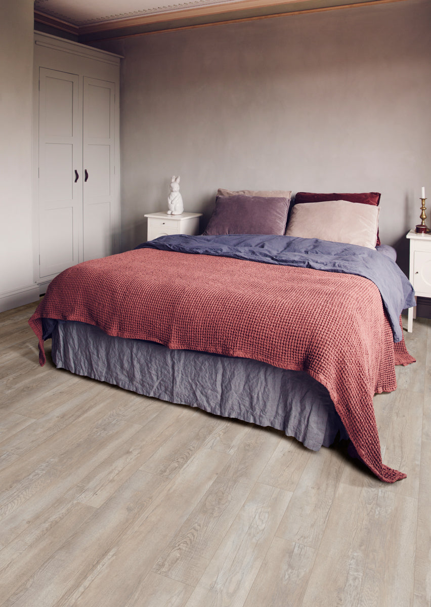 Elmondo Eiche Altholz Hell Klebevinyl – Raumbeispiel (Farbe kann abweichen)