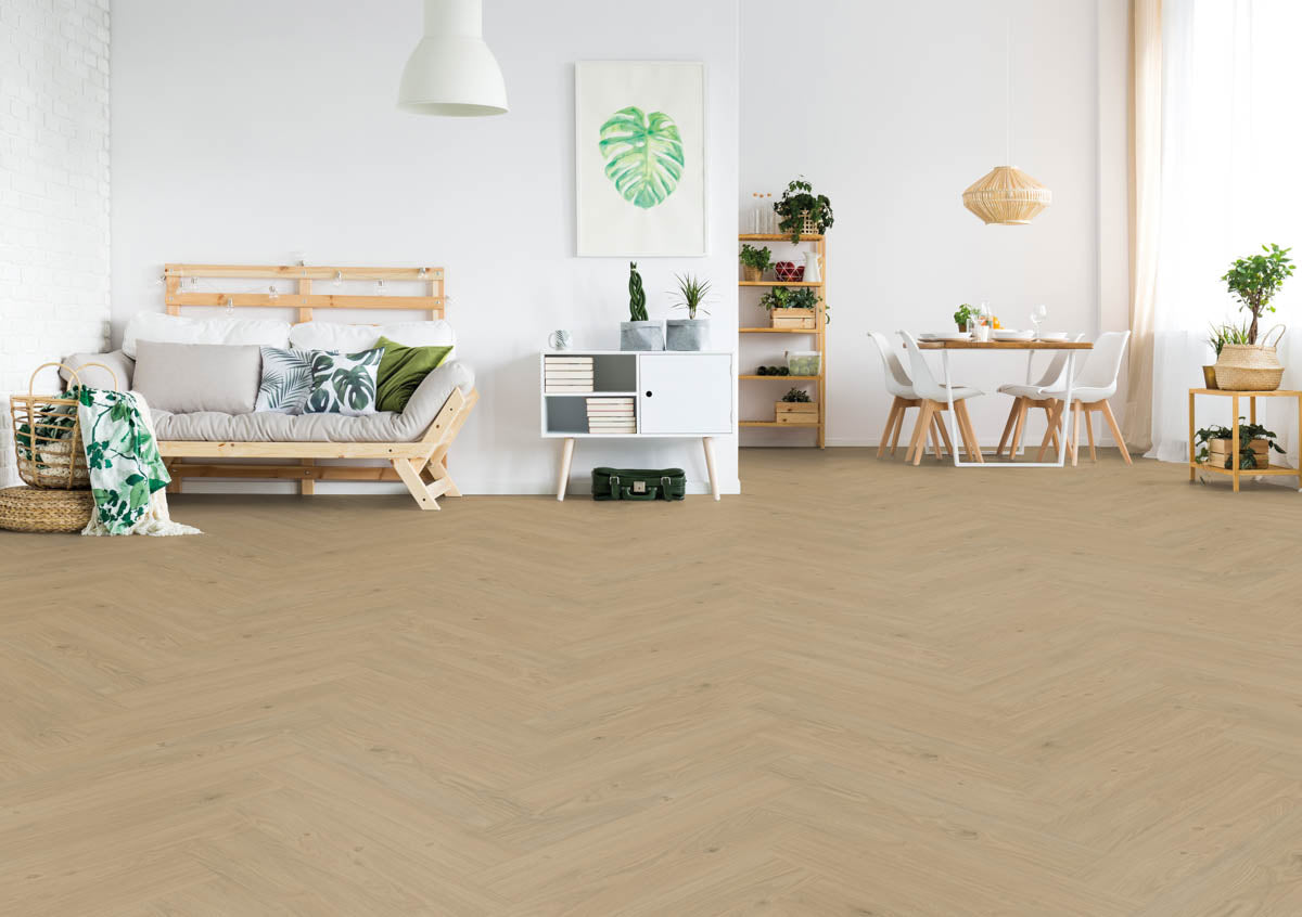 Erdello Eiche Natur Fischgrät Klickvinyl – Raumbeispiel (Farbe kann abweichen)