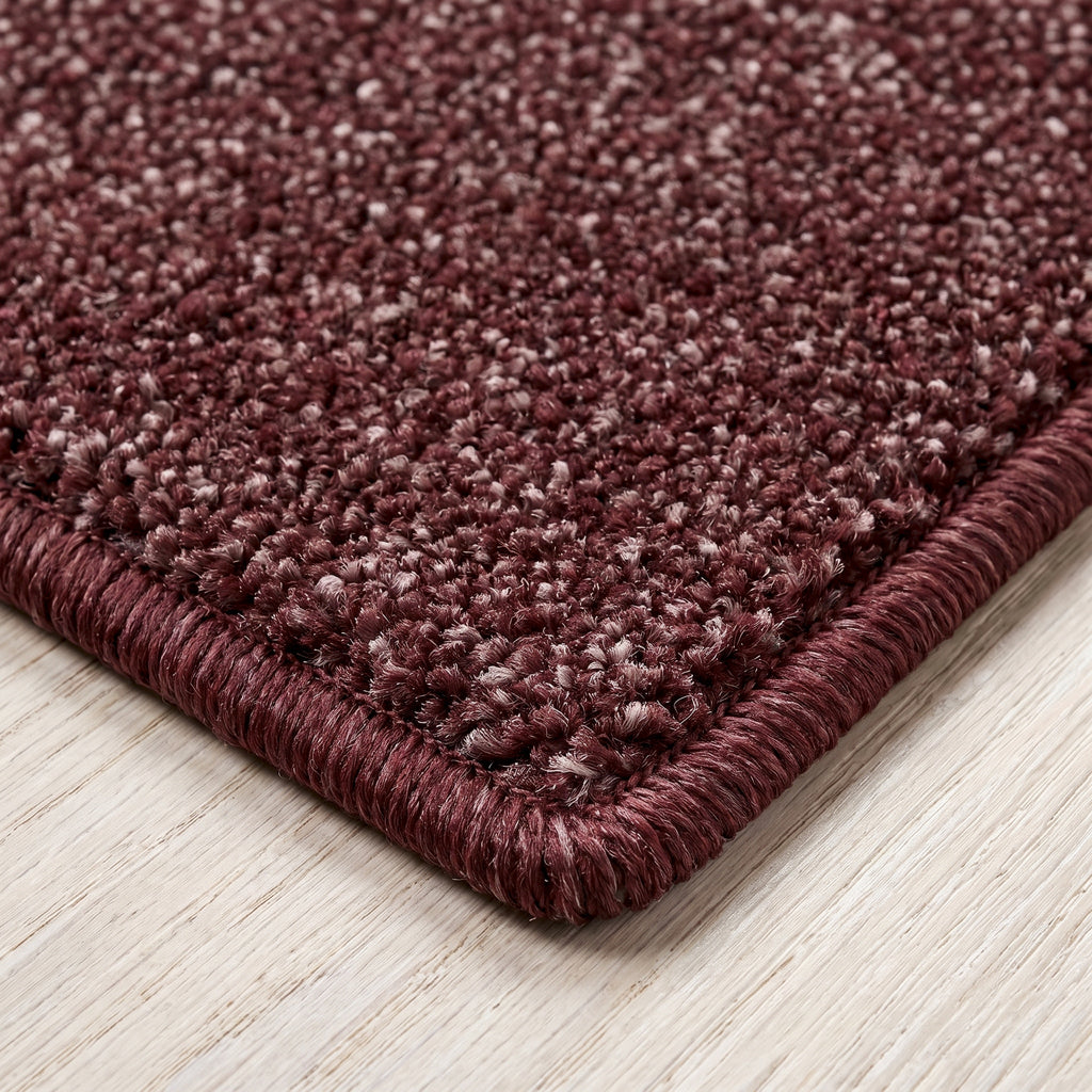 Esmera Teppich nach Maß | Farbe: Bordeaux (025) | gekettelte Kante (Beispielbild, Farbe kann abweichen)