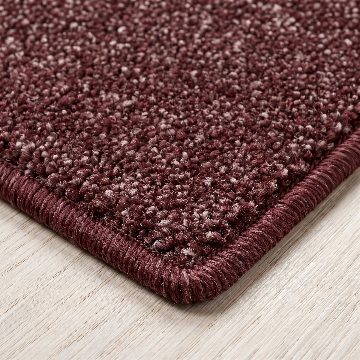 Esmera Teppich nach Maß | Farbe: Bordeaux (025) | gekettelte Kante (Beispielbild, Farbe kann abweichen)