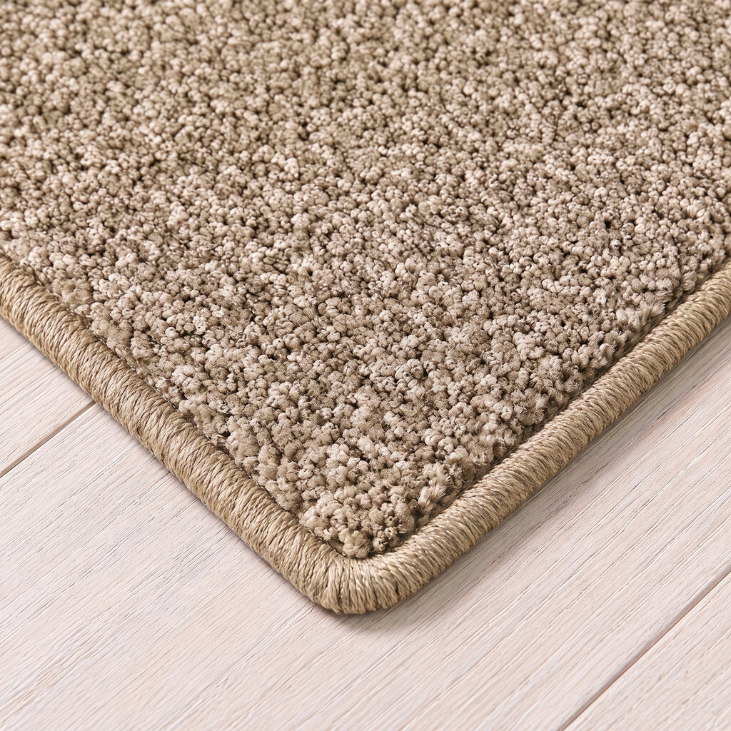 Esmera Teppich nach Maß | Farbe: Sand (070) | gekettelte Kante (Beispielbild, Farbe kann abweichen)