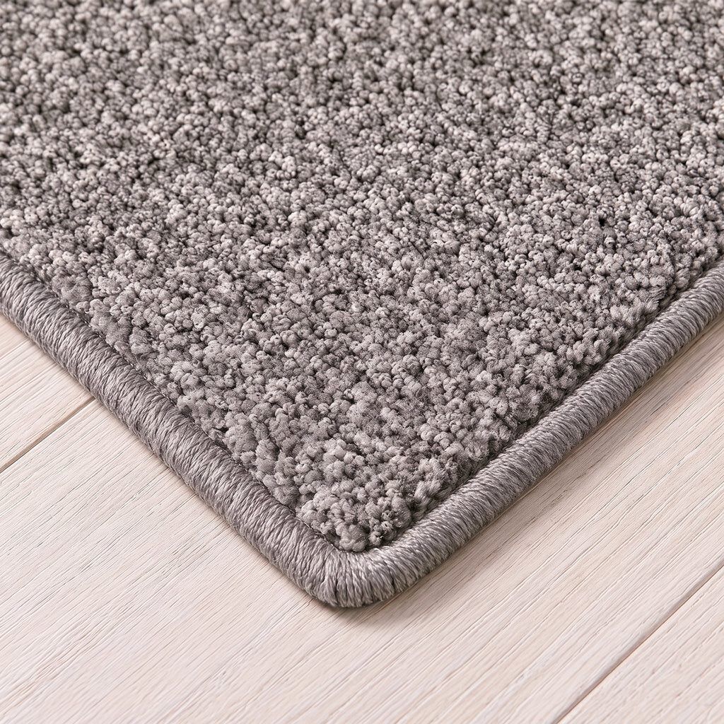 Esmera Teppich nach Maß | Farbe: Taupe (075) | gekettelte Kante (Beispielbild, Farbe kann abweichen)