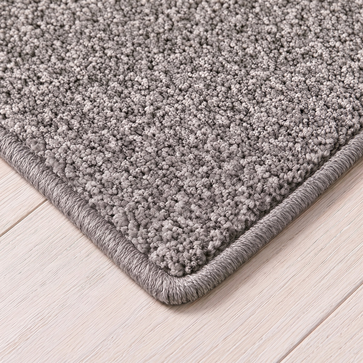 Esmera Teppich nach Maß | Farbe: Taupe (075) | gekettelte Kante (Beispielbild, Farbe kann abweichen)