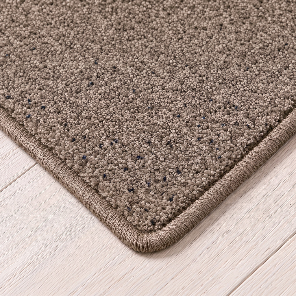 Estoril Teppich nach Maß | Farbe: Taupe (072) | gekettelte Kante (Beispielbild, Farbe kann abweichen)
