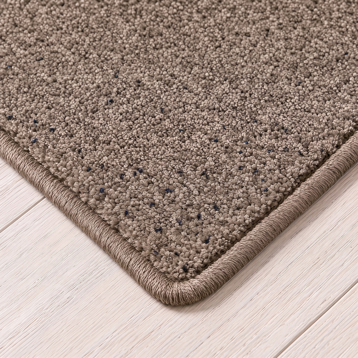 Estoril Teppich nach Maß | Farbe: Taupe (072) | gekettelte Kante (Beispielbild, Farbe kann abweichen)