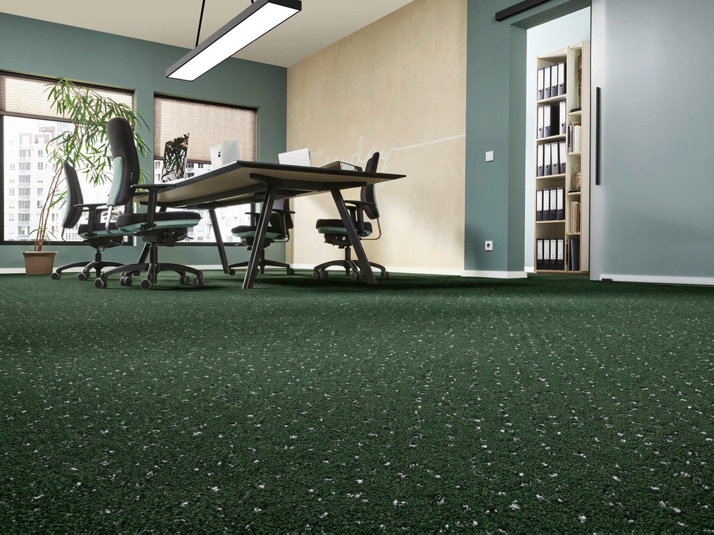 Estoril Teppich nach Maß | Farbe: Tannengrün (046) | Raumansicht (Beispielbild, Farbe kann abweichen)