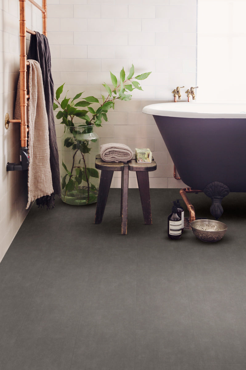 Estrello Beton Anthrazit Klebevinyl – Raumbeispiel (Farbe kann abweichen)