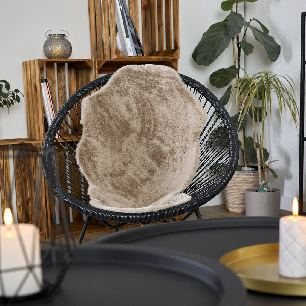 Fellara Dekofell, Beige, auf dem Sessel